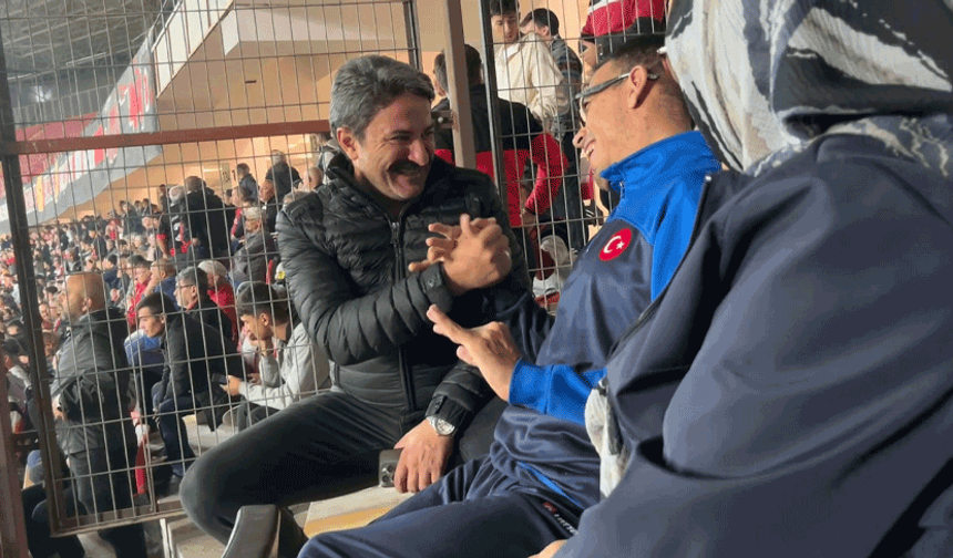 Paralimpik sporcusu Eğilmez’den Eskişehirspor’a tribün desteği
