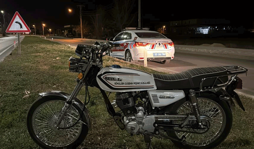 Afyon'da hakimiyetini kaybeden sürücü kaldırıma çarptı