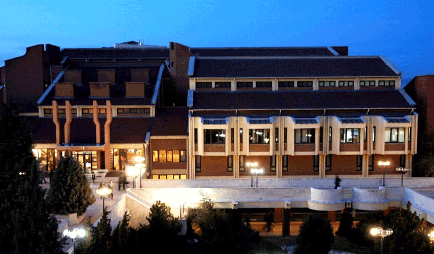 Anadolu Üniversitesi Kütüphanesi 7 gün 24 saat öğrencilerin yanında