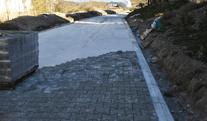 Beylikova’da kilit taşı döşeme çalışmaları devam ediyor