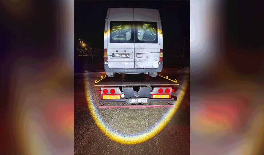 Bilecik'te trafik kontrolünde yakalanan minibüs otoparka çekildi