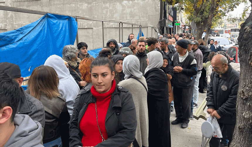 Eskişehir’de TOKİ başvurusu için yüzlerce metre kuyruk