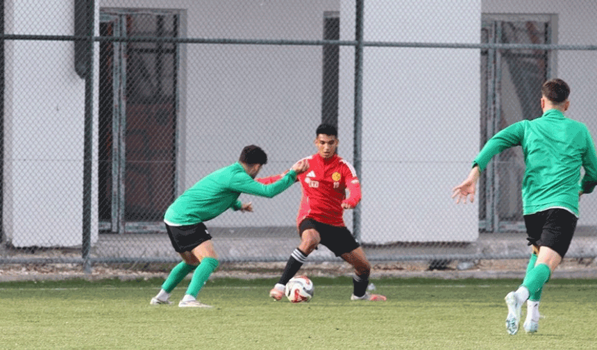 Kaan Kahraman ilk kez siyah-kırmızılı formayı terletti