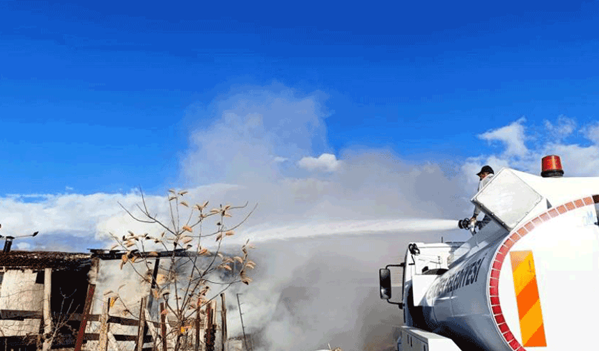 Kütahya'da ahır yangını kontrol altına alındı