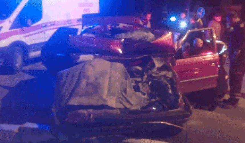 Kütahya’da trafik kazası: Kamyona çarpan araçta can pazarı