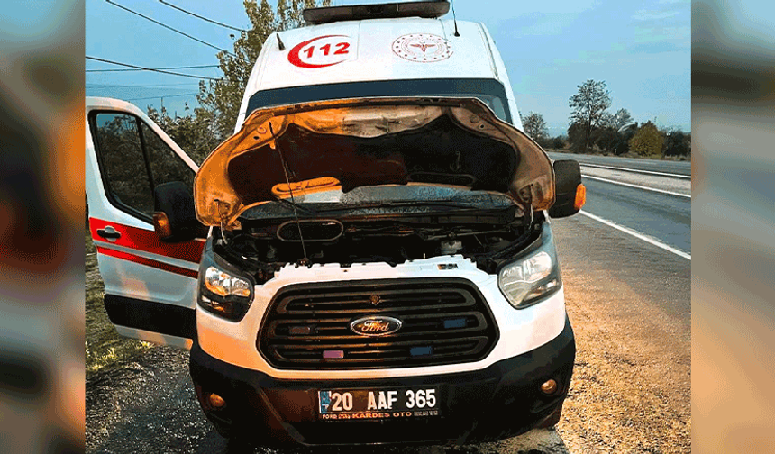Denizli'de seyir halindeki ambulans alev aldı