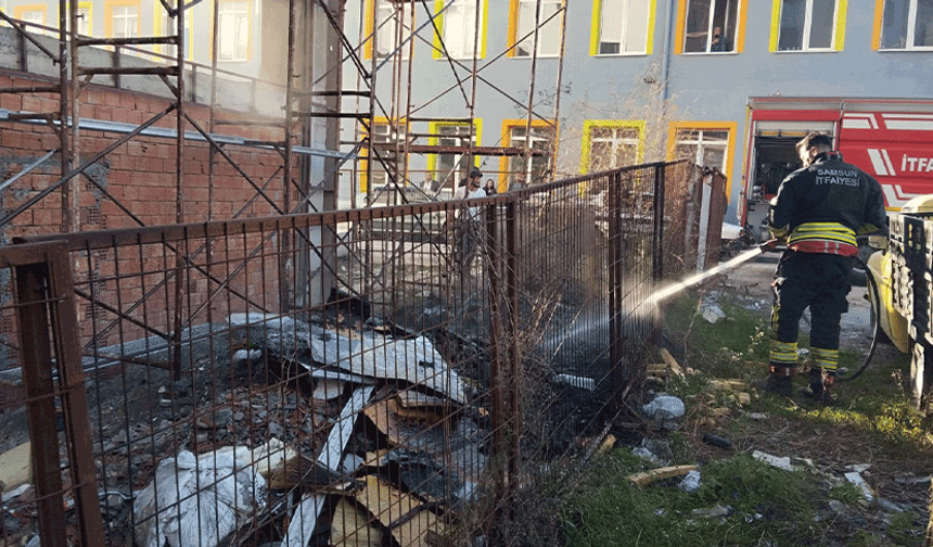 Samsun'da inşaat atıklarının alev alması paniğe yol açtı