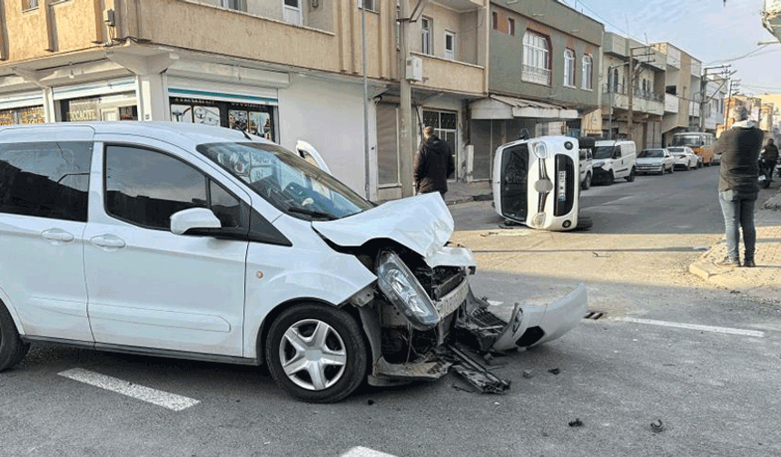 Şanlıurfa'da iki ticari araç çarpıştı
