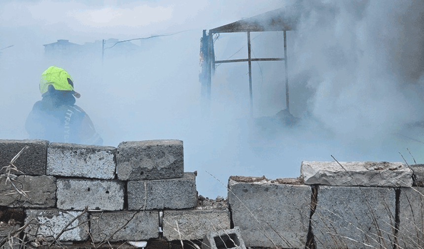 Balıkesir'de metruk binada soba yangını, 1 kişi dumandan etkilendi