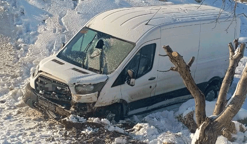 Batman'da kontrolden çıkan minibüs şarampole devrildi: 3 yaralı