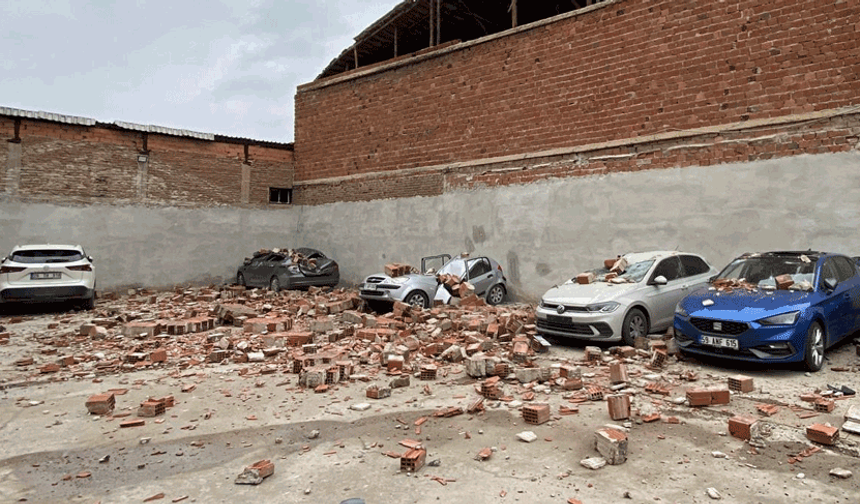 Binanın çatı duvarı otoparka devrildi, 6 araçta hasar oluştu