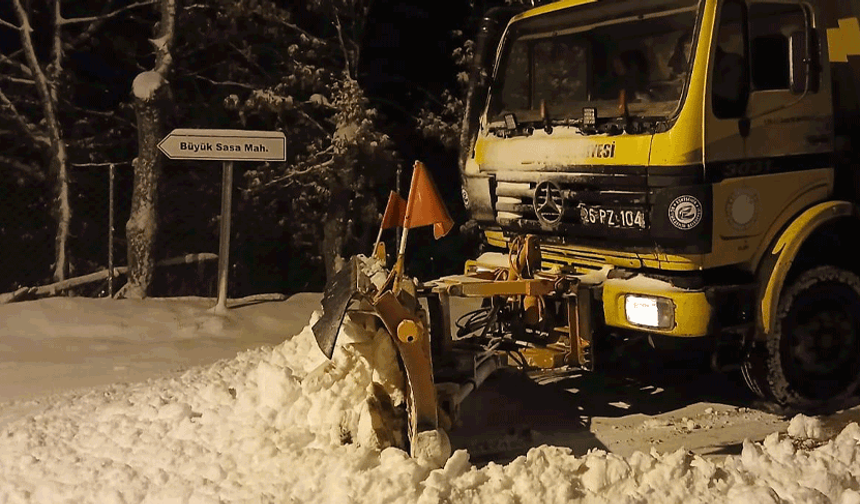 Büyükşehir ekiplerinden gece boyu kar mesaisi