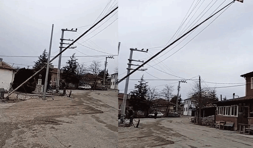 Eskişehir’de dev bayrak direği fırtınaya direnemedi