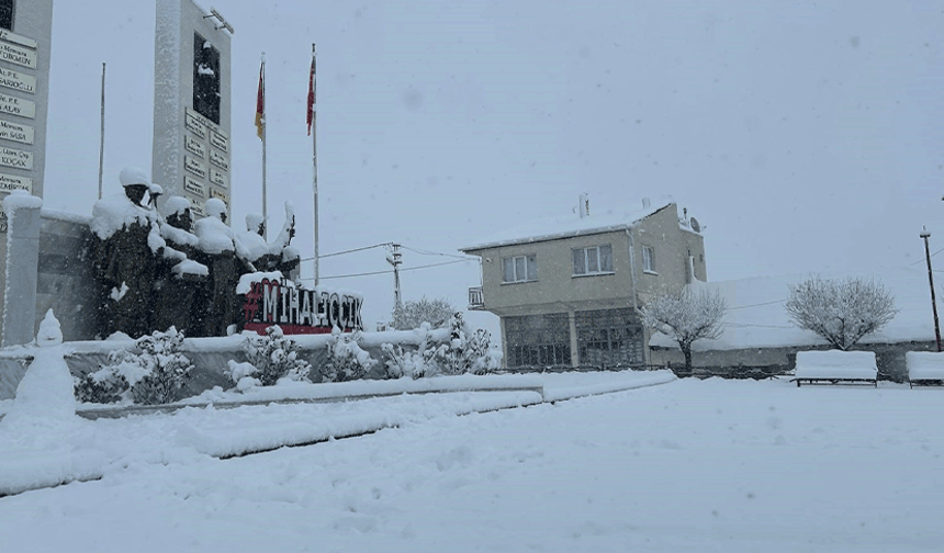 Eskişehir’in ilçesinde kar kalınlığı 25 santimetreyi geçti, yollar kapandı