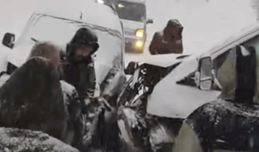 Hakkari Yüksekova'da buzlu yolda 2 kamyonet çarpıştı