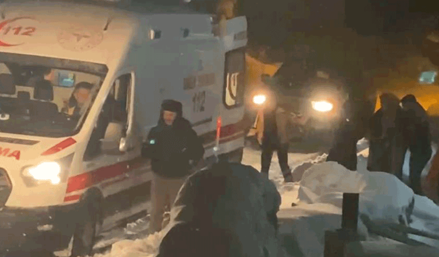 Kars'ta hasta kadın için ekipler karlı yolları aştı