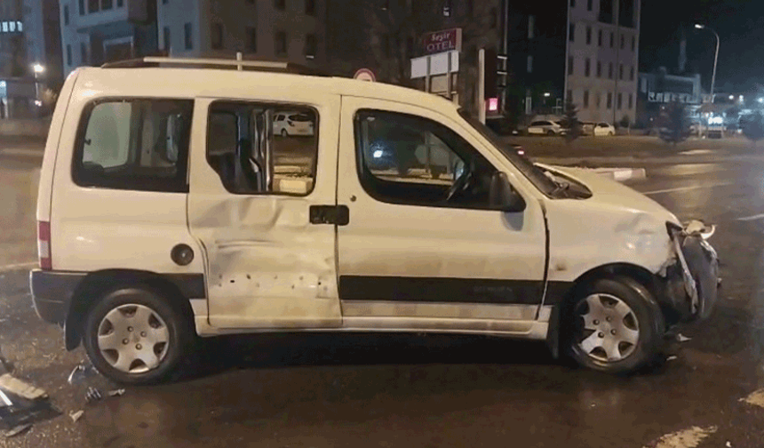 Kütahya'da otomobil ile ambulans çarpıştı: 1 yaralı