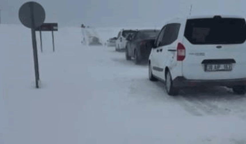 Sivas'ta etkili olan kar ve tipi, sürücülere zor anlar yaşattı