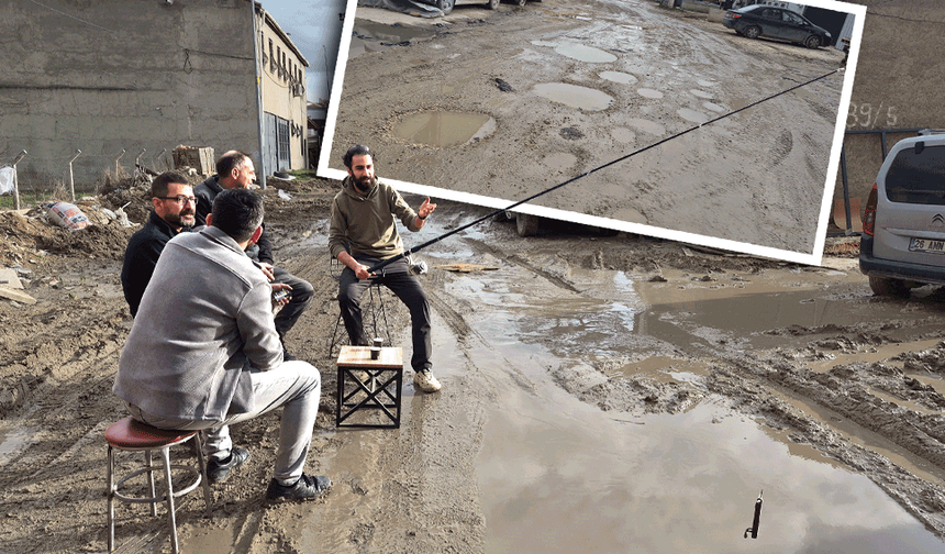 Baksan’da esnaf yol sorununu mizahi görüntü ile protesto etti