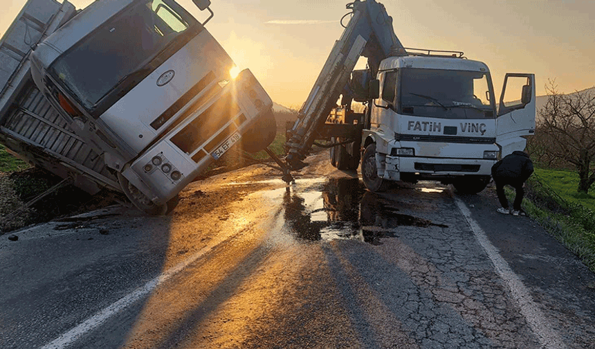 Bilecik’te mısır yüklü çekici devrildi