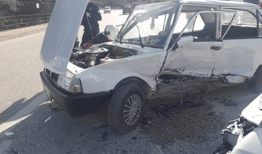 Eskişehir yolunda iki araç çarpıştı: 4 yaralı var