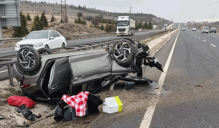 Eskişehir'de feci kaza: Otomobil bariyerlere çarpıp ters döndü, 2 yaralı