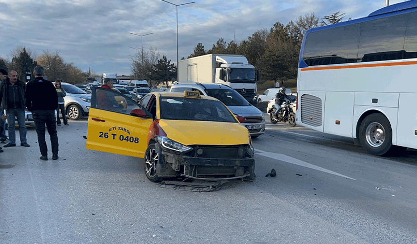 Eskişehir'de otomobil ticari taksiye çarptı, 3 kişi yaralandı