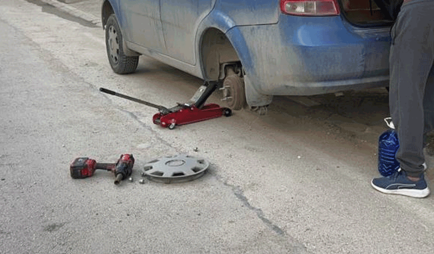 Eskişehir'de park halindeki 2 aracın lastikleri bıçakla patlatıldı