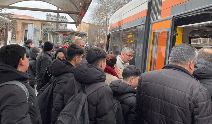 Eskişehir’de tramvay durakları tıklım tıklım, vatandaş ek sefer istiyor