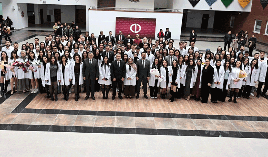 Geleceğin eczacıları Anadolu Üniversitesi’nde beyaz önlüklerini giydi