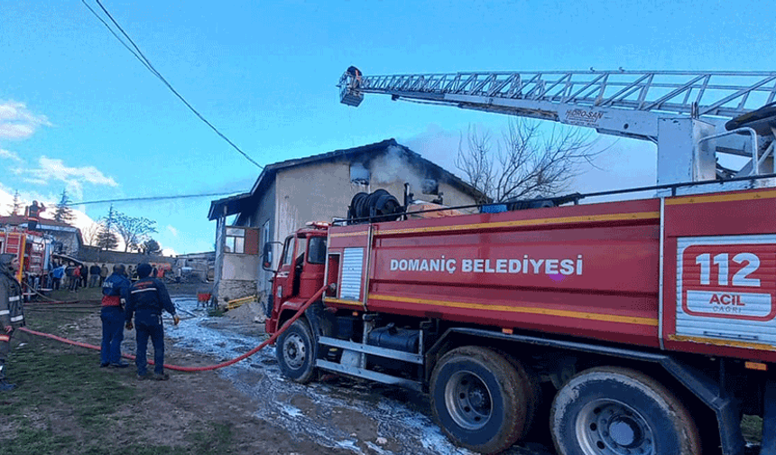 Kütahya'da çatı yangını: Maddi hasar oluştu