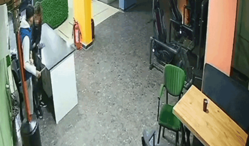 Afyon’da internet kafede 17 yaşındaki genç yaşıtını defalarca bıçakladı