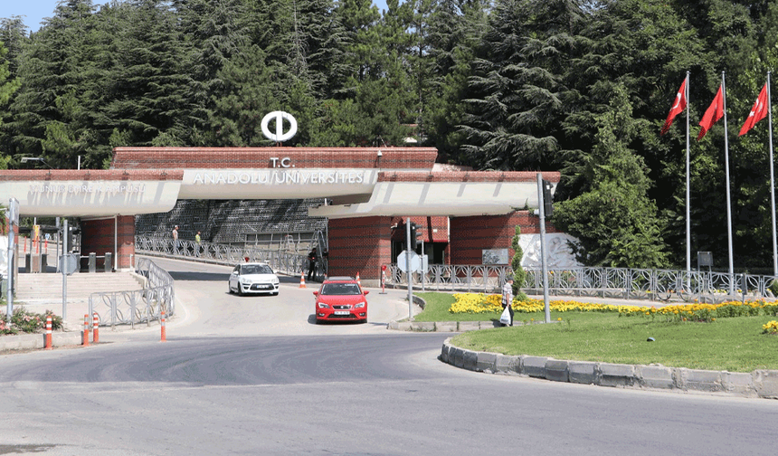 Anadolu Üniversitesi’nden bayrak açıklaması: “İşlemler başlatıldı”