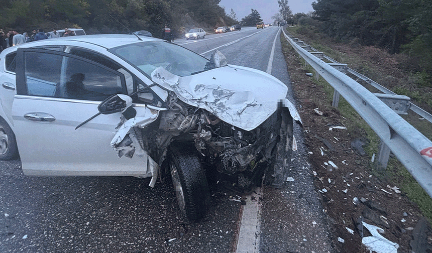 Antalya’da 3 araç birbirine girdi: 2 yaralı