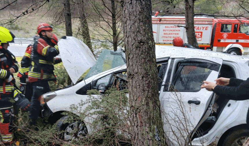 Balıkesir'de otomobil ormanlık alana uçtu: 2 yaralı