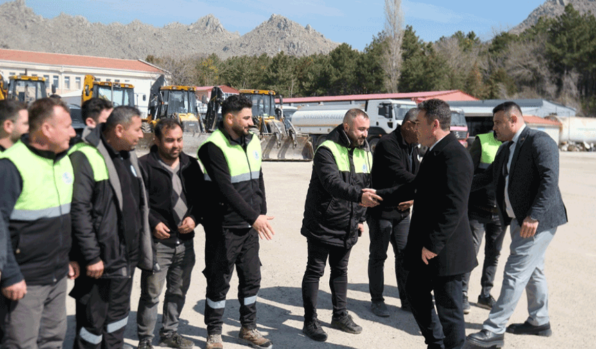 Başkan Dökmeci'den yüzleri güldüren bayram ikramiyesi