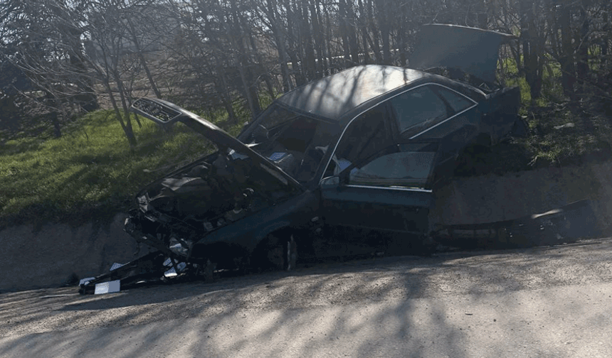 Eskişehir çevre yolunda kaza: Otomobil hurdaya döndü