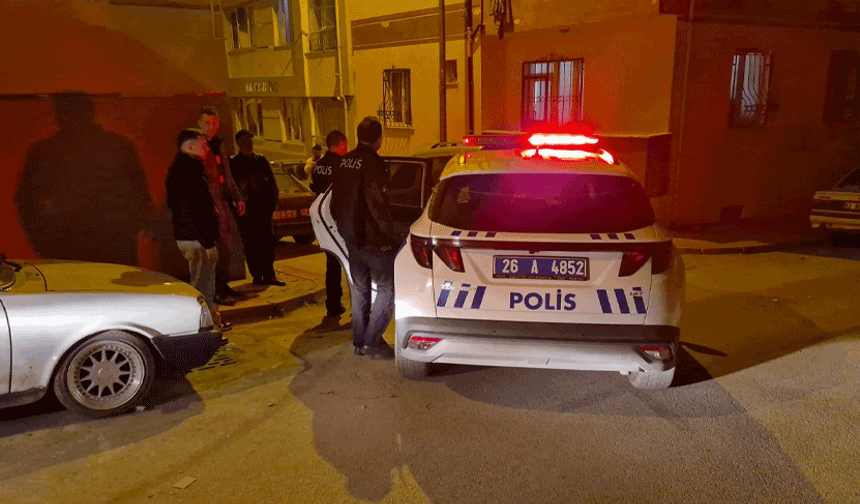 Eskişehir'de akıl almaz olay: Sokak ortasında aracını parçaladı