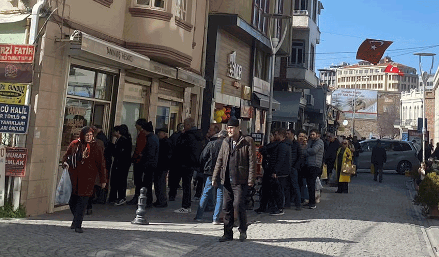 Eskişehir’de helva kuyruğu: Sokak boyunca uzadı