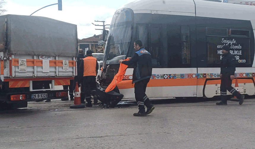 Eskişehir’de kaza: Tramvay raydan çıktı, seferler durduruldu