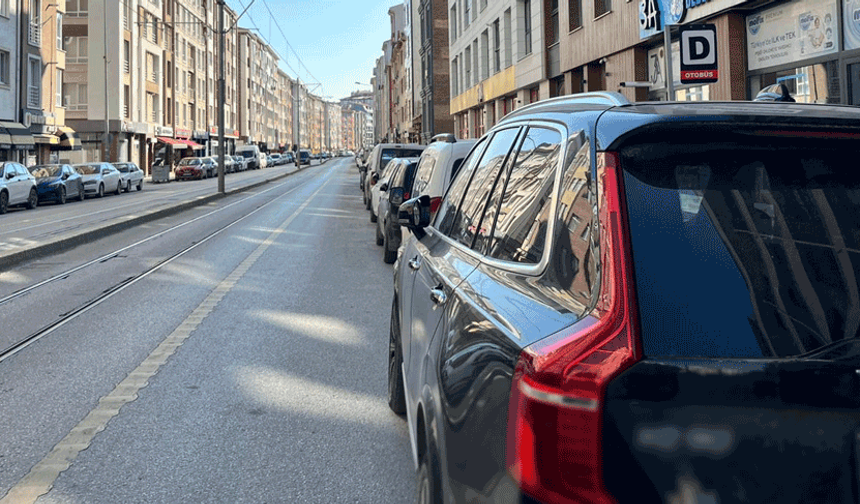 Eskişehir’de kazaya davetiye: Otobüsler durağa giremiyor