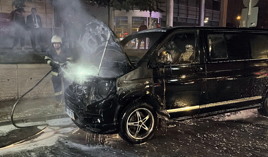 Eskişehir’de minibüs alev alev yandı, trafik durdu