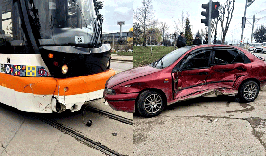 Eskişehir’de tramvay seferlerini aksatan kaza: Araç hurdaya döndü