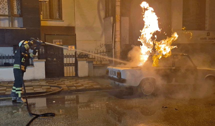 Eskişehir’de yangın: Park halindeki araç alev topuna döndü