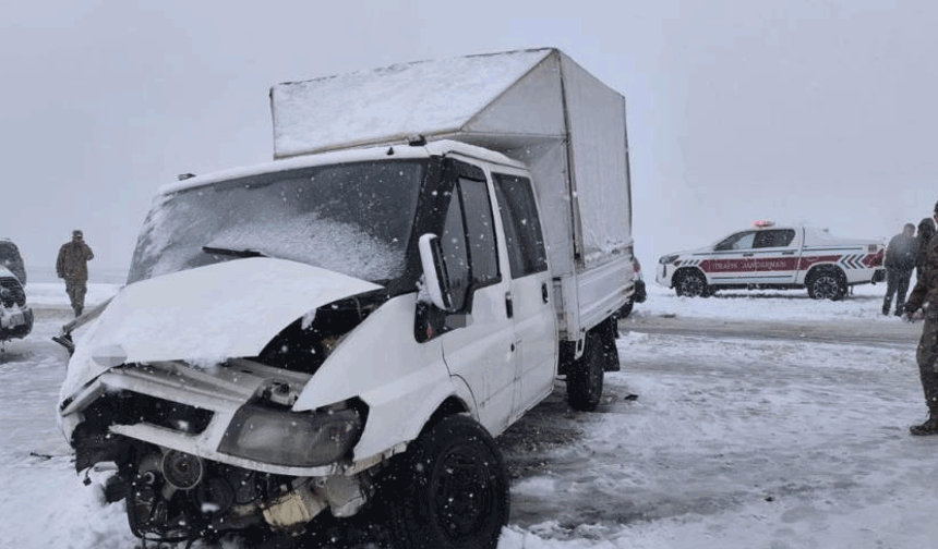 Hakkari'de kamyonetler kafa kafaya çarpıştı