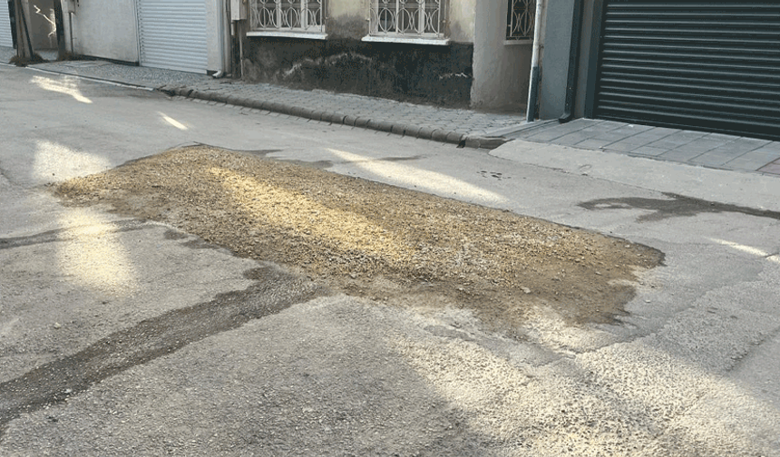 Tepebaşı’nda bozuk yol tepki çekiyor