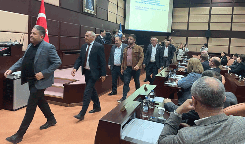 AK Parti grubu ESKİ olağanüstü toplantısını terk etti