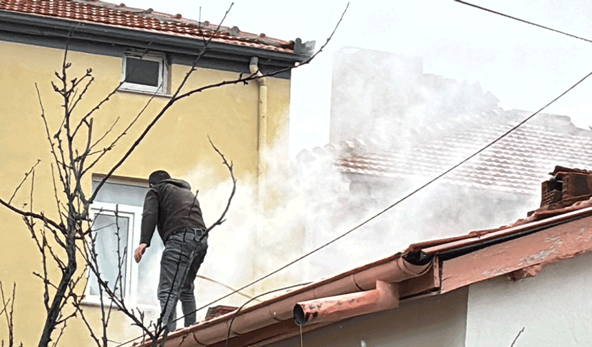 Aksaray'da müstakil evde baca yangını paniğe neden oldu