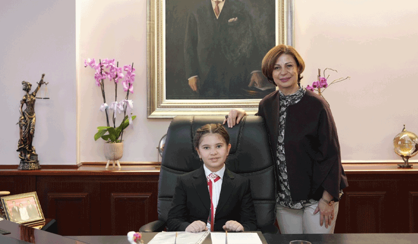 Başkan Ayşe Ünlüce koltuğunu minik Ece’ye devretti