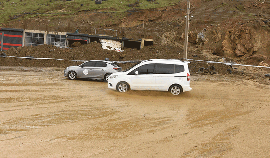 Bitlis'te yağışlardan dolayı toprak kayması meydana geldi